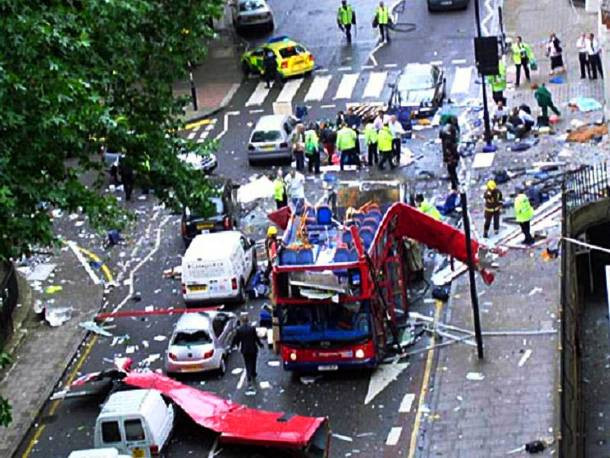 Ngày 7/7/2005, vụ tấn công bằng bom xảy ra trên ba tàu điện ngầm ở London (Anh) và một chiếc xe bus hai tầng ở Tavistock Square đã khiến 52 người thiệt mạng và 700 người bị thương.