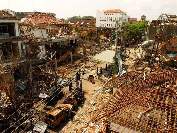 Ngày 12/10/2002, vụ đánh bom liều chết do thành viên của tổ chức khủng bố Jemaah Islamiyah thực hiện nhằm vào các câu lạc bộ đêm ở Kuta, Indonesia, đã khiến 202 người thiệt mạng.