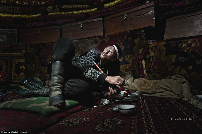 Nhiếp ảnh gia đi cùng một người bạn và một thông dịch viên người Afghanistan để giúp anh có thể giao tiếp với người bản địa.