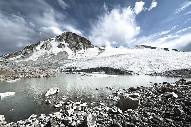Varial đã đi tổng cộng quãng đường gần 300 km dọc hành lang Wakhan với những đỉnh núi phủ đầy tuyết trắng và những ngọn đồi đá để gặp gỡ người dân bản địa.