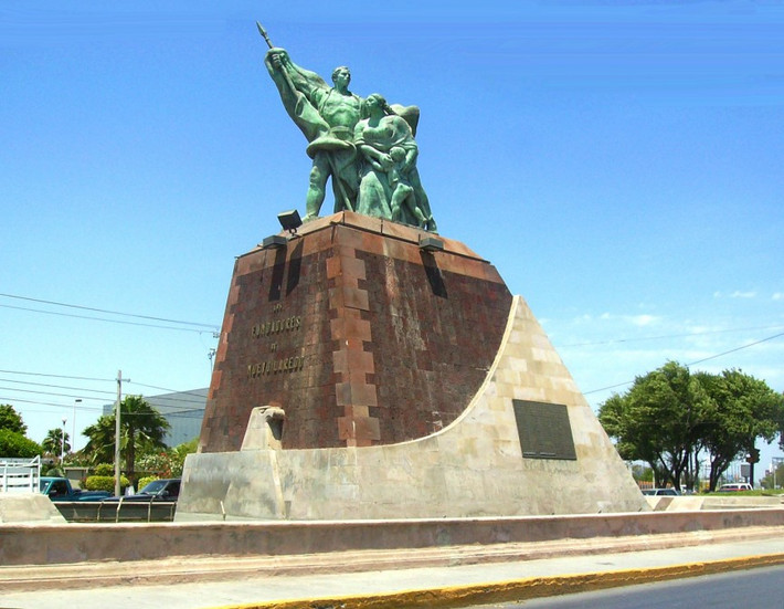 Đường cao tốc chạy qua đô thị Nuevo Laredo từ Mexico tới Mỹ là một trong những cung đường đẫm máu nhất thế giới. Cuộc chiến giữa các Đế chế Sinaloa Cartel và Zetas vẫn diễn ra bởi phần lớn hàng hóa giữa Mỹ và Mexico được vận chuyển qua Nuevo Laredo.