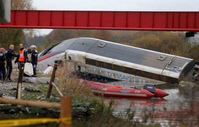 Đầu tàu TGV đã lao xuống một con kênh rộng khoảng 40 mét. Ảnh: Nhân viên cứu hộ có mặt tại hiện trường vụ tai nạn.