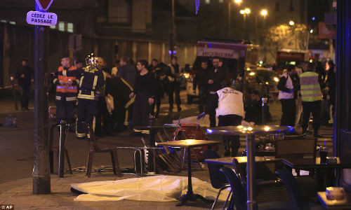 Ít nhất ba vụ xả súng xảy ra ở thủ đô Paris. Trong khi đó, vụ bắt cóc con tin diễn ra ở điểm tấn công nhà hát Bataclan, cách nơi xảy ra vụ xả súng nhằm vào tòa soạn Charlie Hebdo hồi tháng Một không xa.
