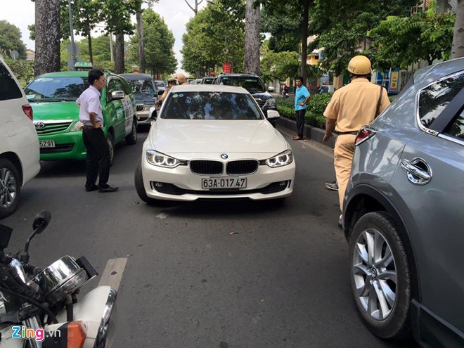Lúc 13h30, tài xế xe điên khoảng 30 tuổi điều khiển ôtô màu trắng hiệu BMW BKS Tiền Giang lưu thông trên đường Điện Biên Phủ, hướng từ Nam Kỳ Khởi Nghĩa ra Hàng Xanh.