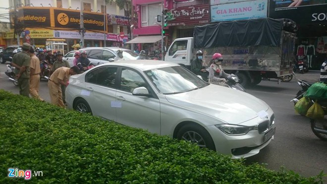 "Anh này khoảng 30 tuổi, khi ra ngoài thì bị một số người đánh, sau đó bị công an khống chế", một nhân chứng kể.