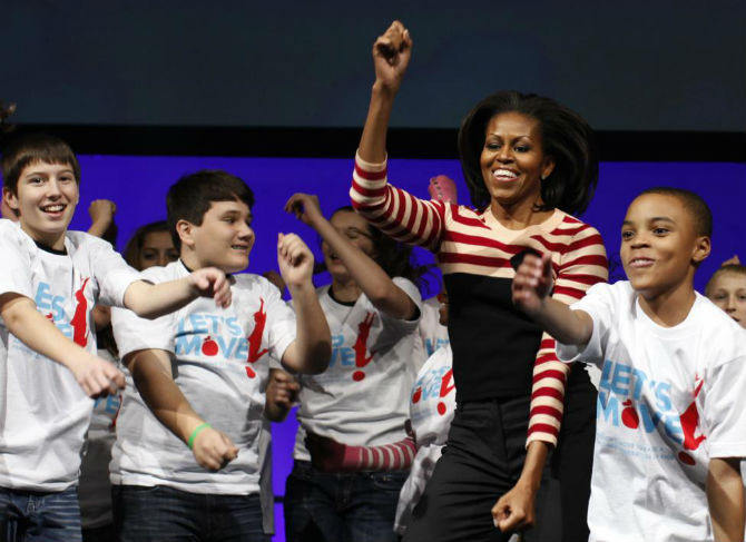 Đệ nhất phu nhân Michelle Obama biểu diễn điệu nhảy Interlude trong một sự kiện kỷ niệm sáng kiến Let’s Move với sự tham dự của hơn 10.000 bạn trẻ tại đấu trường Wells Farog, Des Moines ngày 9/2/2012.