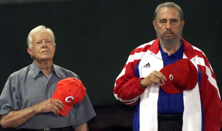 Cựu Tổng thống Jimmy Carter và Chủ tịch Cuba Fidel Castro nghe quốc ca Cuba tại sân vận động ở Havana ngày 14/5/2002.
