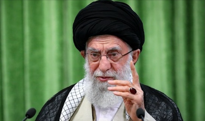 Ali Khamenei chính thức kế nhiệm Ruhollah Khomeini sau khi Khomeini qua đời, và được Hội đồng chuyên gia bầu làm lãnh tụ tối cao mới của Iran vào ngày 4/6/1989. Ảnh: AM.