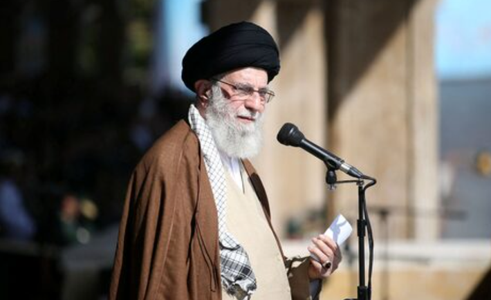 Ông Ali Khamenei là nhân vật chủ chốt trong cuộc Cách mạng Hồi giáo Iran và là người thân tín của Ruhollah Khomeini. Kể từ khi nước Cộng hòa Hồi giáo Iran được thành lập năm 1979, ông Khamenei đã giữ nhiều chức vụ trong chính phủ. Ảnh: Reuters.