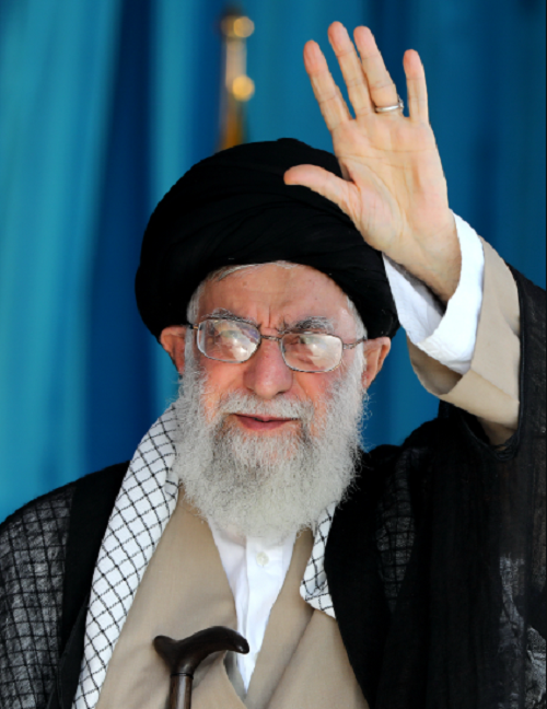 Năm 1989, Khomeini, khi đó là lãnh tụ tối cao Iran, đã loại Ayatollah Montazeri khỏi vị trí người kế nhiệm chính trị của mình, đồng thời trao vị trí này cho Ali Khamenei. Ảnh: Wikipedia.