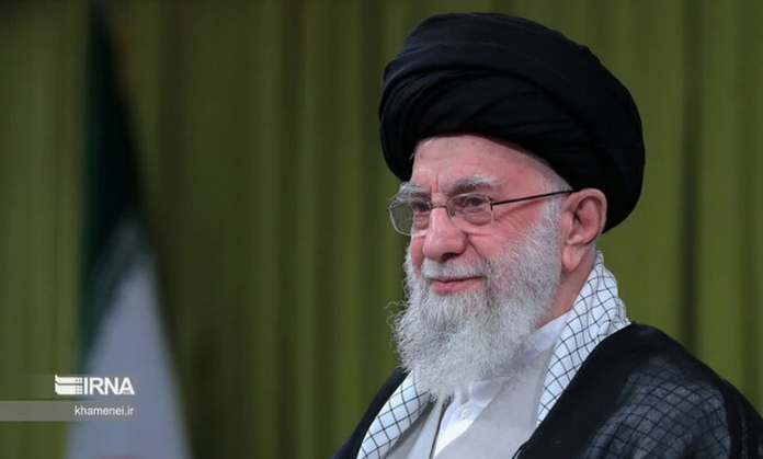 Ông tái đắc cử trong cuộc bầu cử Tổng thống Iran năm 1985 với 87% số phiếu. Với tư cách là tổng thống, Ali Khamenei nổi tiếng là người rất quan tâm đến lĩnh vực quân sự, ngân sách và hành chính. Ảnh: IRNA.