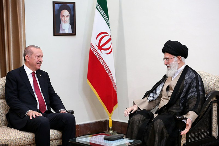 Đại giáo chủ Ali Khamenei là người có quyền lực cao nhất Iran, kiểm soát trực tiếp hoặc gián tiếp đối với ba nhánh tam quyền phân lập bao gồm hành pháp, lập pháp và tư pháp, cũng như quân đội và truyền thông. Ảnh: Ông Khamenei và Tổng thống Thổ Nhĩ Kỳ Recep Tayyip Erdoğan tại Tehran ngày 7/9/2018. Ảnh: Wikipedia.