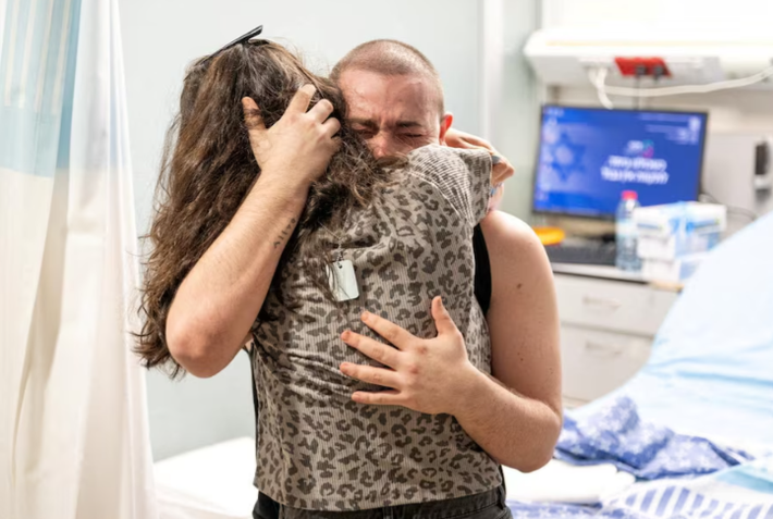 Almog Meir Jan, một con tin được giải cứu ôm chầm lấy người thân, tại Ramat Gan, Israel, ngày 8/6/2024. Lực lượng Israel khi đó đã giải cứu bốn con tin còn sống khỏi Dải Gaza.