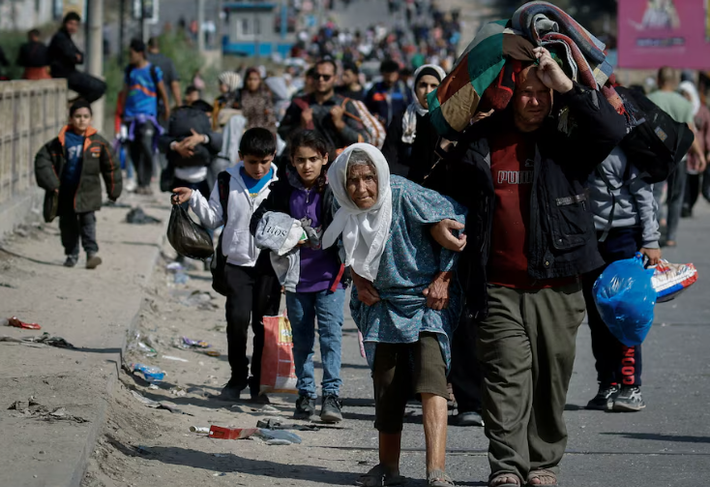 Người dân Palestine rời khỏi nhà cửa ở phía bắc Gaza và di chuyển về phía nam khi xe tăng Israel tiến sâu hơn vào vùng đất này ngày 10/11/2023.