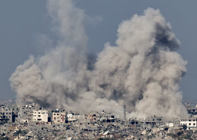 Khói bốc lên ở Gaza, nhìn từ phía nam Israel, ngày 8/12/2023.