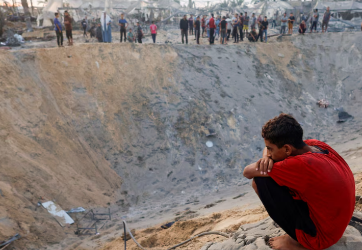 Một thiếu niên người Palestine nhìn vào hiện trường sau các cuộc không kích của Israel vào một trại lều trú ẩn của những người di tản, tại khu vực Al-Mawasi ở Khan Younis, phía nam Dải Gaza, ngày 10/9/2024.