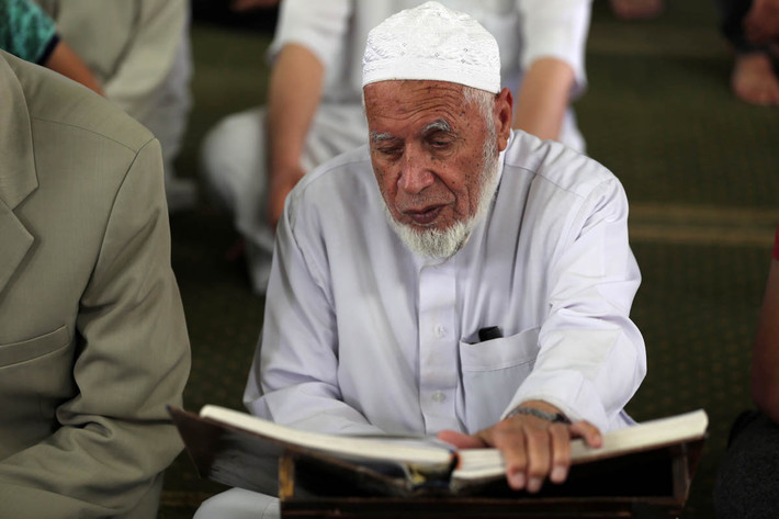 Người đàn ông Palestine đọc Kinh Koran trong một nhà thờ Hồi giáo ở phía nam Dải Gaza.