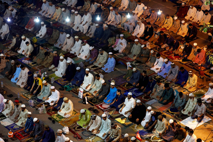 Những tín đồ Hồi giáo Pakistan cầu nguyện trên một con đường ở Karachi, Pakistan, vào buổi tối.