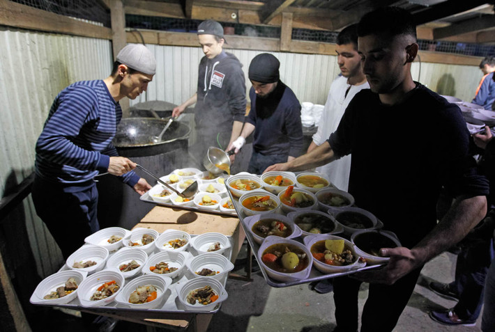 Bữa ăn iftar của người Hồi giáo tại nhà thờ Ar-Rahma ở thủ đô Kiev, Ukraine.