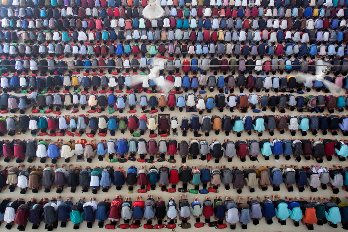 Các học sinh tham gia buổi cầu nguyện giữa trưa tại trường Ar-Raudlatul Hasanah Islamic Boarding ở Medan, Bắc Sumatra, Indonesia.