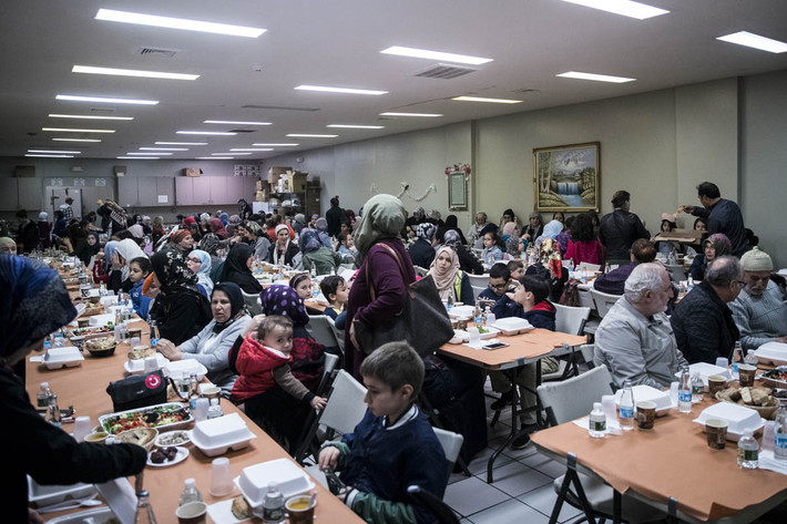 Mọi người tập trung ăn sáng tại Nhà thờ Hồi giáo Ulu ở New Jersey, Mỹ, trong tháng Ramadan. Mời độc giả xem thêm video: Người Hồi giáo bắt đầu tháng lễ Ramadan (Nguồn: VTC14)
