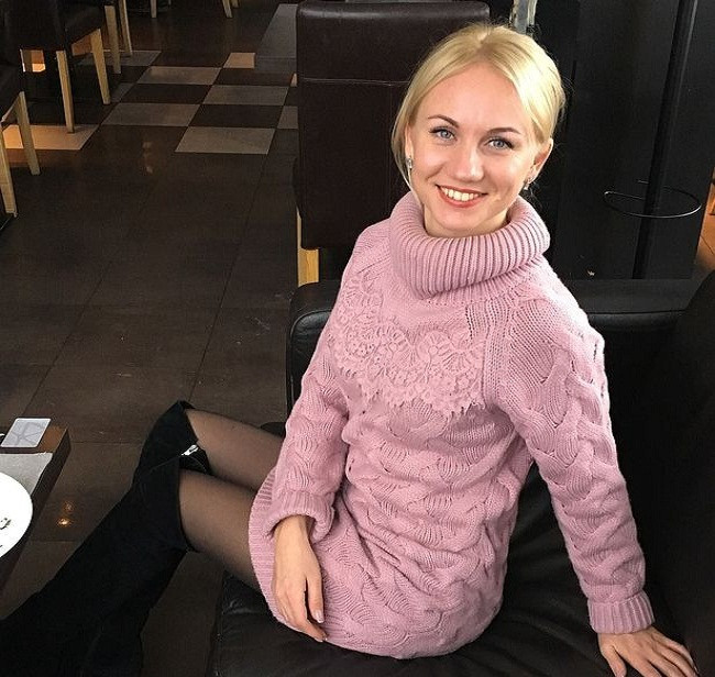 Cô Tatyana kể lại: "Khi chiếc máy bay hạ cánh khẩn cấp tại sân bay Sheremetyevo, hoạt động sơ tán ngay lập tức được tiến hành. Mọi người la hét vì hoảng sợ nhưng lúc đó lửa chưa lan vào trong khoang máy bay. Tôi dùng chân đá cửa và nhanh chóng đẩy hành khách ra ngoài vì không thể chậm trễ việc cứu người". Ảnh: Mirror.