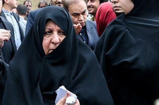 Có rất ít thông tin về vị Đệ nhất phu nhân Iran "bí ẩn" này. Được biết, bà không tham gia chính trường mà chủ yếu dành thời gian tham gia các họat động từ thiện. Ảnh: Alchetron.