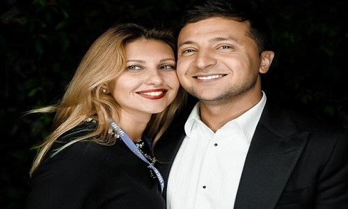 Ngày 20/5 vừa qua, ông Vladimir Zelensky đã tuyên thệ nhậm chức tại trụ sở Quốc hội ở thủ đô Kiev, chính thức trở thành Tổng thống Ukraine. Có thể nói, đứng sau thành công ngày hôm nay của ông Zelensky có sự "hậu thuẫn" vững chắc đến từ người vợ của ông - Đệ nhất phu nhân Olena Zelenska. Ảnh: Enuze.