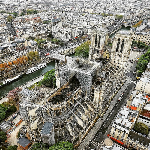 Nhà thờ Đức Bà Paris bị hư hại sau vụ cháy trong bức ảnh chụp từ trên cao hôm 16/4. Ảnh: Daily Mail.