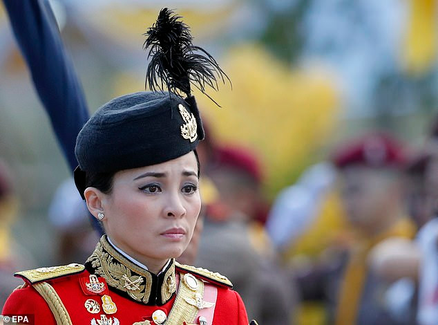 Hoàng hậu Suthida lần đầu tiên được nhận tước vị của hoàng gia vào năm 2012 khi bà đang phục vụ trong đội cận vệ của Thái tử Vajiralongkorn với chức vụ Trung tá. Ảnh: EPA.