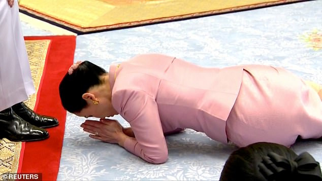 Lễ phong hậu diễn ra tại Hội trường Ampornsathan trong Cung điện Dusit chiều 1/5. Sau lễ sắc phong, Hoàng hậu Suthida đã quỳ xuống và dâng hoa lên vua Vajiralongkorn, trước khi ký và giấy chứng nhận kết hôn. Ảnh: Reuters.