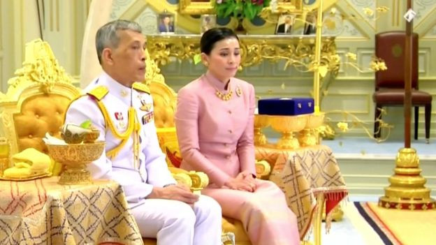 Chỉ hơn một năm sau, vào tháng 11/2013, bà Suthida được Quốc vương Bhumibol Adulyadej phong hàm Thiếu tướng nhờ "thành tích tốt trong quân đội". Ảnh: Reuters.