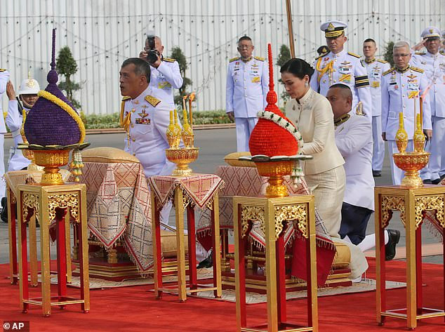 Cụ thể, ngày 14/5/2010, bà được phong hàm Thiếu úy trong Quân đội Hoàng gia Thái Lan và được thăng hàm Trung úy 6 tháng sau đó, tiếp đến là Đại úy vào tháng 4/2011. Ảnh: AP.