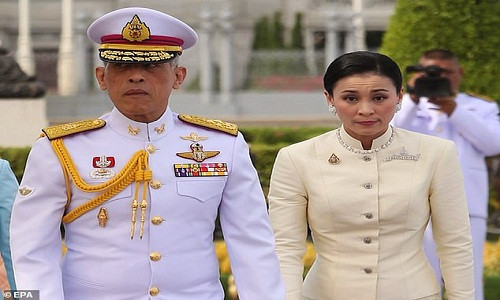 Theo NBC News, Vua Maha Vajiralongkorn gặp bà Suthida lần đầu tiên trên một chuyến bay khi bà còn là tiếp viên hàng không. Ảnh: EPA.
