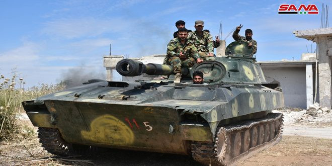 "Quân chính phủ Syria đã triển khai một lượng lớn binh sĩ và trang thiết bị quân sự tới Bắc Hama và Nam Idlib để củng cố sức mạnh cho các cứ điểm tại thị trấn chiến lược Kafar Naboudeh ở Bắc Hama, gần biên giới với tỉnh Idlib", FNA đưa tin. Ảnh: SANA.