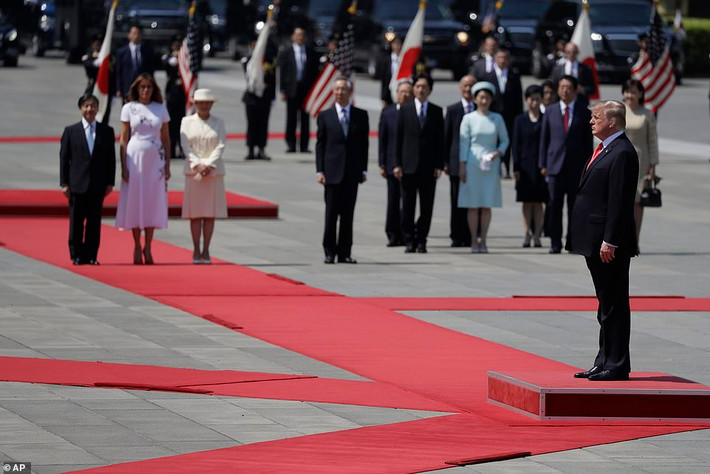 Nhật hoàng Naruhito và Hoàng hậu Masako đã tiếp đón trọng thể Tổng thống Trump và Đệ nhất phu nhân Melania tại Cung điện Hoàng gia ở trung tâm thủ đô Tokyo. Ảnh: AP.