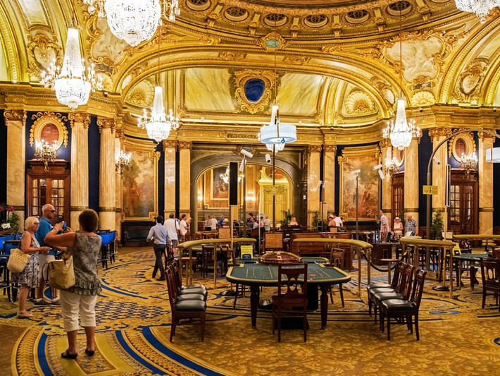 Mặc dù Monaco tập trung nhiều casino nhưng người dân ở nước này lại bị cấm đánh bạc.