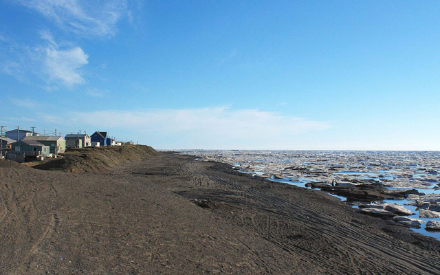 Nằm cách Vòng Bắc Cực khoảng hơn 500 km về phía bắc, Utqiaġvik (Barrow) thuộc bang Alaska chính là thị trấn cực bắc của nước Mỹ. Khu vực xa xôi hẻo lánh này là nơi sinh sống của khoảng 4.000 người. Nơi đây xảy ra hiện tượng đặc biệt có tên “đêm cực” kéo dài từ giữa tháng 11 và kết thúc vào khoảng giữa tháng 1 năm sau. Trong khoảng thời gian này, Barrow hoàn toàn chìm trong bóng tối, người dân địa phương sẽ không nhìn thấy ánh sáng mặt trời trong suốt hai tháng.