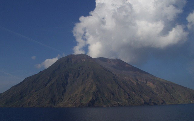 Tristan Da Cunha là hòn đảo xa xôi nhất trên Trái đất, với dân số khoảng 258 người. Không có sân bay trên đảo và cách duy nhất để đến nơi này là đi thuyền từ Nam Phi mất khoảng 6 ngày. Không có mạng lưới điện trên đảo nhưng cư dân có thể sử dụng máy phát điện. Ngoài ra, hòn đảo này còn có quán cà phê, trường học, nhà thờ, bệnh viện và một cửa hàng tạp hóa.