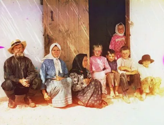 Các thành viên trong một gia đình ngồi trước ngôi nhà của họ ở vùng Mugan, Azerbaijan, hơn trăm năm trước.