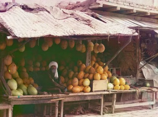 Người đàn ông bán hàng tại khu chợ Samarkand thuộc Uzbekistan ngày nay.
