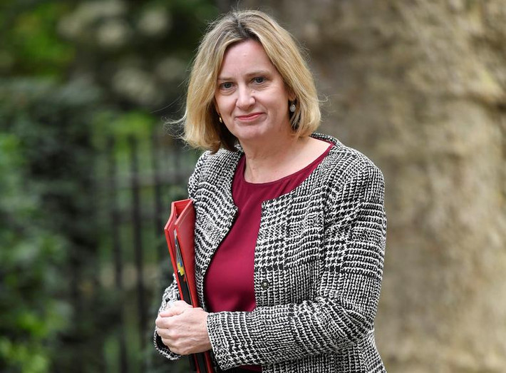 Amber Rudd, 55 tuổi, từng làm Bộ trưởng Nội vụ Anh. Bà đã bỏ phiếu "Ở lại" trong cuộc trưng cầu dân ý về Brexit năm 2016 và phản đối việc Brexit không thỏa thuận.