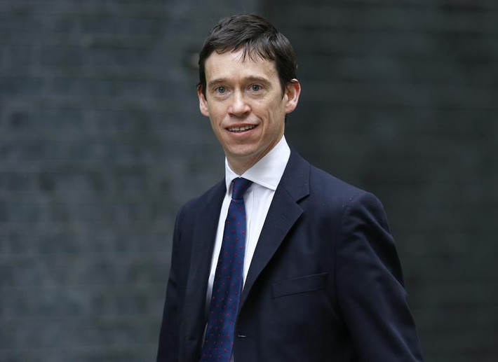 Rory Stewart là Bộ trưởng Phát triển Quốc tế kể từ tháng 5/2019. Chính trị gia Anh này phản đối việc Brexit không thỏa thuận và đã lên tiếng ủng hộ thỏa thuận Brexit của bà May với EU.