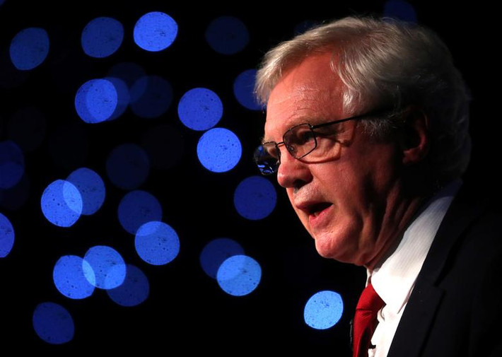 Ông David Davis, 70 tuổi, được bổ nhiệm làm Bộ trưởng Brexit dẫn đầu các cuộc đàm phán với EU vào tháng 7/2016, nhưng ông từ chức hai năm sau đó nhằm phản đối kế hoạch của bà May.