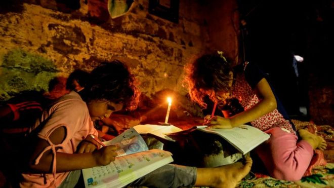 Tình trạng cắt điện xảy ra hàng ngày tại Gaza. Năm 2018, trung bình, người dân Gaza chỉ có điện 3 đến 6 giờ mỗi ngày.