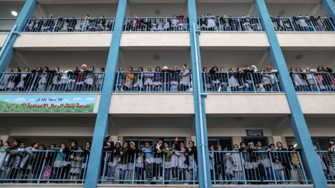 Một báo cáo của Quỹ UNFPA của Liên Hợp Quốc dự đoán, số lượng học sinh tại Gaza sẽ tăng từ 630 nghìn vào năm 2015 lên đến 1,2 triệu vào năm 2030. Điều này có nghĩa là, nơi này sẽ cần thêm 900 trường học và 23.000 giáo viên. Trước đó, năm 2014, các cuộc xung đột đã phá huỷ 547 trường học, nhà trẻ tại khu vực này.