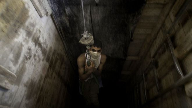 Nền kinh tế của Gaza hiện tại còn nghèo hơn so với thập niên 1990. Tăng trưởng kinh tế của Gaza chỉ đạt 0,5% vào năm 2017, theo báo cáo của Ngân hàng Thế giới, với thu nhập trung bình hàng năm của mỗi người dân Gaza giảm từ 2.659 USD vào năm 1994 xuống còn 1.826 USD vào năm 2018.