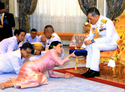 Tại buổi lễ sắc phong, bà Suthida quỳ rạp trước Quốc vương Thái Lan Vajiralongkorn trong một nghi thức thể hiện sự tôn trọng của bà với Nhà vua và được trao quà cưới. Ảnh: News18.com.