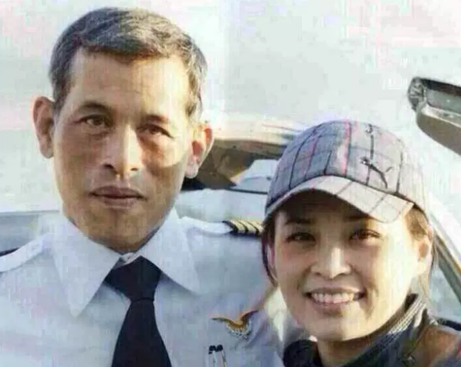 Tân Hoàng hậu Suthida từng là tiếp viên hàng không của hãng Thai Airways và phục vụ trong đơn vị đặc biệt của Đội cận vệ nhà vua. Ảnh: zway2go.com.