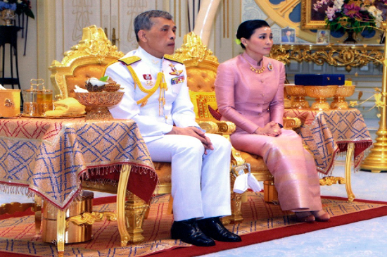 Ngày 1/5, Quốc vương Maha Vajiralongkorn, 66 tuổi, đã kết hôn với Đại tướng Suthida Vajirusongkorn, 40 tuổi, tại cung điện Dusit ở thủ đô Bangkok và sắc phong bà Suthida làm Hoàng hậu Thái Lan. Lễ phong hậu cho bà Suthida diễn ra trước sự chứng kiến của các thành viên gia đình Hoàng gia Thái và quan chức cấp cao, chỉ 3 ngày trước lễ đăng quang của Nhà vua Maha Vajiralongkorn. Ảnh: PM. 